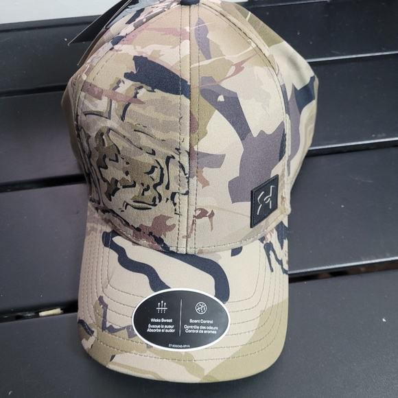 2FOR$40 Under Armour fitted camo ballcap - Picture 6 of 6